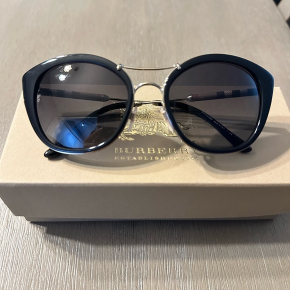 Burberry Women's Sunglasses OBE4251Q WILLOW - Picture 1 of 8